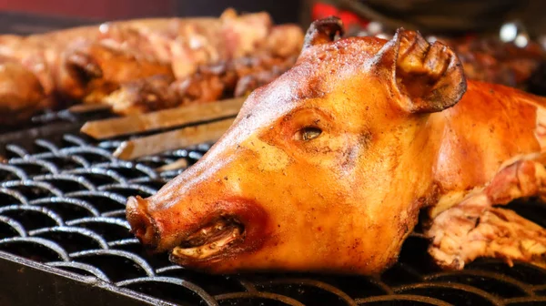 A cabeça de um porco frito. Porco grelhado. cabeça de porco frita. Babi Guling é um porco frito crocante, uma comida de rua indonésia favorita em Bali. Imagem zoológica de um porco mostrando sua cabeça. país animal — Fotografia de Stock