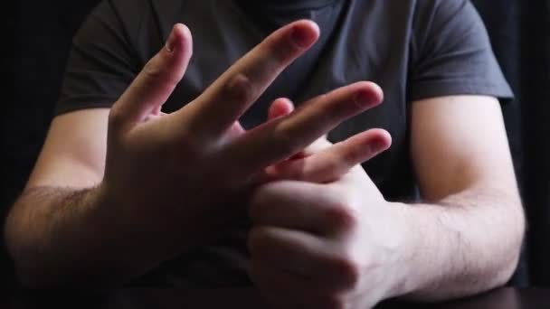 Мужчина Ломает Пальцы Суставы Разбивая Костяшки Пальцев Столе Закрыть Руку — стоковое видео