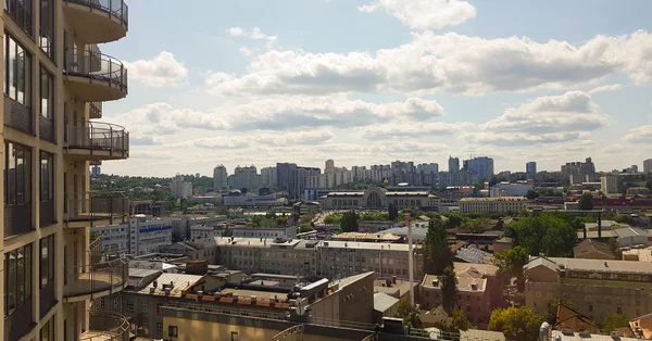 Vista aérea de la región de Kiev con un moderno edificio de la ciudad mezclado con histórica, hermosa luz a la hora de oro. Ciudad horizonte de la ciudad de Kiev desde el vuelo de un pájaro. Imagen de fondo . — Foto de Stock