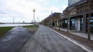 Düsseldorf, Almanya - 20 Şubat 2020. Altstadt 'taki Düsseldorf' un güzel gezinti alanı. Yaşam tarzı ve turizm kavramları. Kuzey Ren. Şehir merkezi, nehir kenarı. Oberkassel Köprüsü.