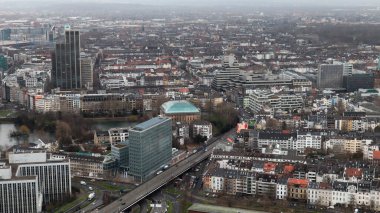 Düsseldorf, Almanya - 20 Şubat 2020. Şehrin manzarası, Ren nehrinin seti. Bir Avrupa şehrinin havadan görünüşü. Bir İHA 'nın hava görüntüsü. Panorama