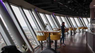 Düsseldorf, Almanya - 20 Şubat 2020. Dönen restoranı olan bir Ren Kulesi. Dusseldorf 'taki televizyon kulesinin içinde bir izleme platformu olan kafenin iç mimarisi ve tasarımı.