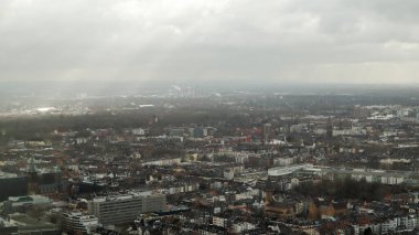 Düsseldorf, Almanya - 20 Şubat 2020. Şehrin manzarası, nehrin seti ve Ren nehri. Almanya 'daki bir Avrupa şehrinin havadan görünüşü. Bir İHA 'nın hava görüntüsü. Panorama