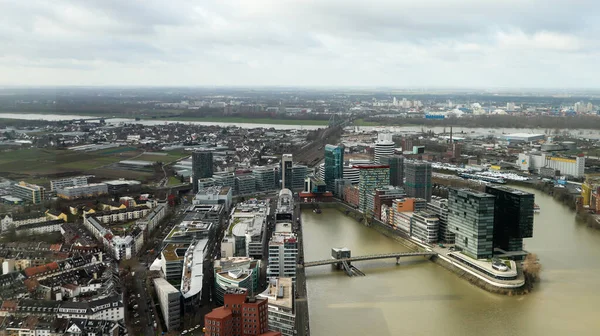Dusseldorf, Alemania - 20 de febrero de 2020. Vista panorámica de la ciudad de Düsseldorf, el terraplén del río y el Rin. Vista aérea de una ciudad europea en Alemania. Vista aérea de un dron. Panorama . — Foto de Stock