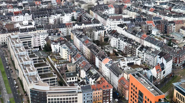 Dusseldorf, Alemania - 20 de febrero de 2020. Vista panorámica de la ciudad, el terraplén del río Rin. Vista aérea de una ciudad europea. Vista aérea de un dron. Panorama . —  Fotos de Stock