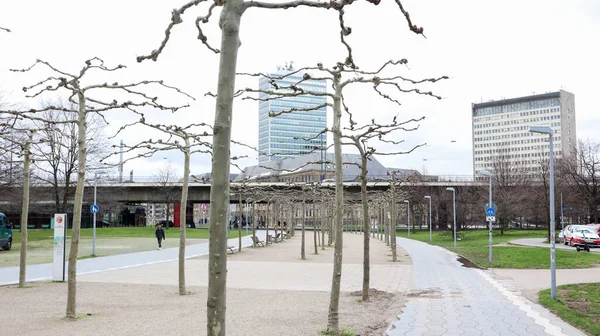 Dusseldorf, Alemania - 20 de febrero de 2020: vista del río Rin, paseo marítimo y puente. Vista sobre un paseo a orillas del río Rin en Düsseldorf en un claro día de primavera, Renania del Norte Westfalia . —  Fotos de Stock