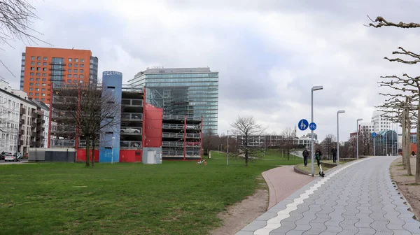 Dusseldorf, Alemania - 20 de febrero de 2020. Siegstrasse Aparcamiento subterráneo cubierto en Düsseldorf cerca de la torre de televisión y restaurante. Un garaje de varios niveles con muchos coches. Muchos coches en el estacionamiento —  Fotos de Stock