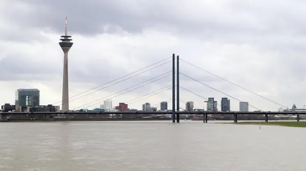 Dusseldorf, Alemania - 20 de febrero de 2020: torre de televisión. El casco antiguo de Duesseldorf. Paisaje urbano con vistas al puerto de los medios de comunicación, Alemania. Torre de telecomunicaciones con restaurante y mesa de vigilancia —  Fotos de Stock