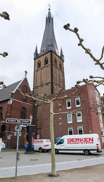 Düsseldorf, Deutschland - 20. Februar 2020. Die Basilika St. Lamberts ist eine aktive römisch-katholische Kirche. Sehenswürdigkeiten, sakrale und religiöse Stätten, architektonische Gebäude — Stockfoto