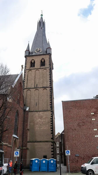 Düsseldorf, Deutschland - 20. Februar 2020. Die Basilika St. Lamberts ist eine aktive römisch-katholische Kirche. Sehenswürdigkeiten, sakrale und religiöse Stätten, architektonische Gebäude — Stockfoto