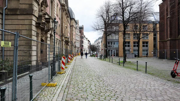 Düsseldorf, Alemania - 20 de febrero de 2020: calles de la ciudad y tiendas alrededor de Düsseldorf. Escenas callejeras y coches aparcados en la calle. Arquitectura comercial moderna y edificios residenciales en Alemania —  Fotos de Stock