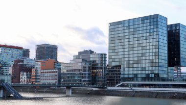 Düsseldorf, Almanya - 20 Şubat 2020. Hyatt Regency Hotel Business Center, Media Harbor veya Medienhafen bölgesinde 2010 yılında inşa edilen modern bir binadır. 303 odası var. Modern mimari.