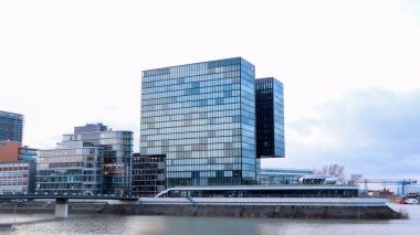 Düsseldorf, Almanya - 20 Şubat 2020. Hyatt Regency Hotel Business Center, Media Harbor veya Medienhafen bölgesinde 2010 yılında inşa edilen modern bir binadır. 303 odası var. Modern mimari.