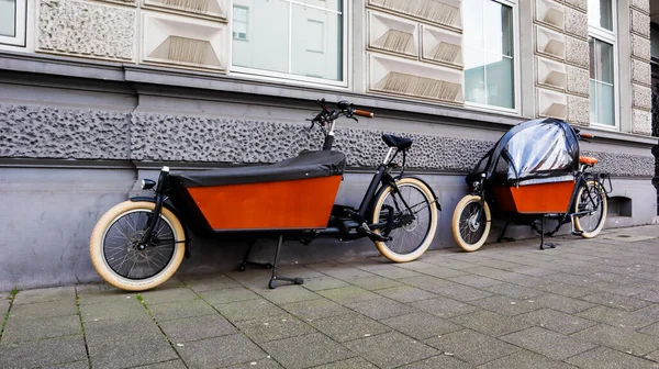 Düsseldorf Duitsland Februari 2020 Een Fiets Voor Moeder Baby Met — Stockfoto