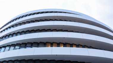 Düsseldorf, Almanya - 20 Şubat 2020. Bir Avrupa şehrinde modern mimari. Beyaz yuvarlak bina