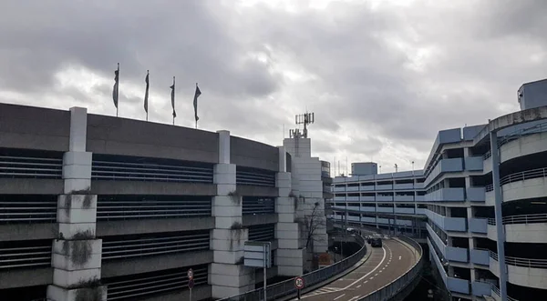 Dusseldorf Alemanha Fevereiro 2020 Estacionamento Multinível Junto Ferrovia Aeroporto Dusseldorf — Fotografia de Stock