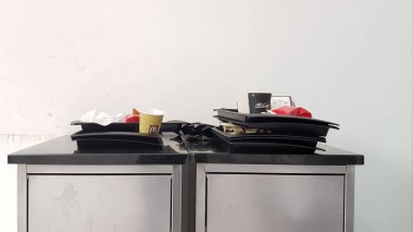 Ukrayna, Kiev - Mart 06, 2020. Temizlik ve temizlik kuralları konsepti. Fast food çıkışında tepsileri olan bir McDonald 's çöp tenekesi var.