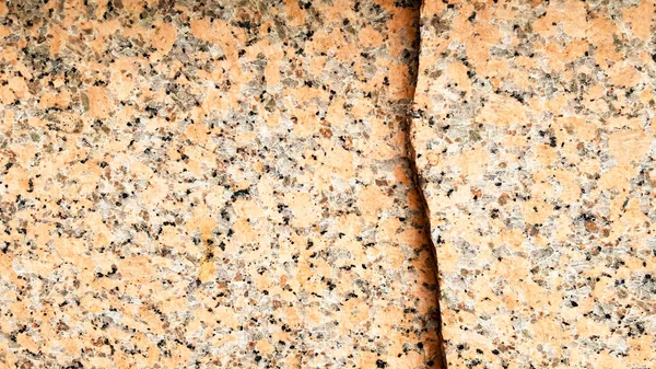 Doğal kahverengi granit desenli, cilalanmış mineral dilimli. Kusursuz çatlamış mermer, hasarlı beton doku. Mimarlık geçmişi. Taş zeminde kahverengi lekeler var. bilye.