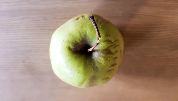 Grüner Fauler Apfel Auf Einem Holzgrund Grüner Apfel Auf Altem — Stockfoto