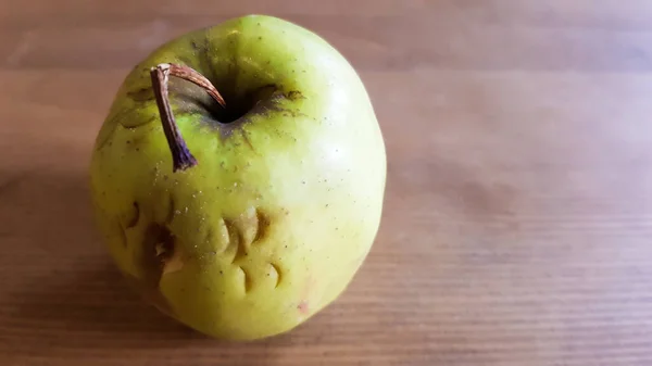 배경에 녹색썩은 애플입니다 배경에 유기농 바이오 애플은 수있는 탁자에 음식도 — 스톡 사진