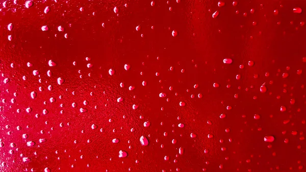Yağmurdan Sonra Kırmızı Araba Metal Yüzeyde Damlaları Birikir Soyut Arkaplanda — Stok fotoğraf