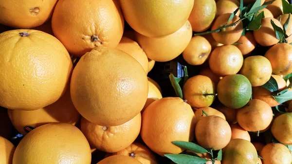 Dużo Świeżych Żółtych Mandarynek Zielonymi Liśćmi Rynku Tło Owoców Obraz — Zdjęcie stockowe