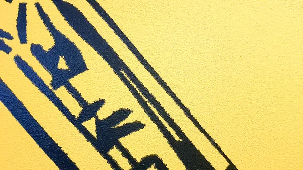 Pintura Abstrata Preta Espirra Pingando Sobre Fundo Amarelo Brilhante Pintura — Fotografia de Stock