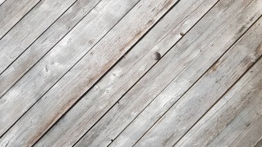 Çapraz çizgileri olan gri ahşap bir arka plan. Kopya alanı olan bir tahta arkaplan. Çaprazında çatlak gri boya olan ahşap tahtalar. Seçici odaklanma. Desenli ahşap arkaplan