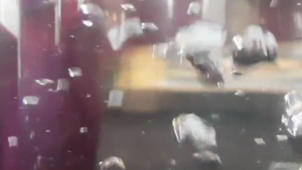 Zblízka Bubliny Nádrži Vodou Osvětlením Krásný Velký Proud Bublin Stoupá — Stock video