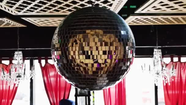 Rotating Mirror Disco Ball Restaurant Mirror Disco Ball Effect Party — Stock Video