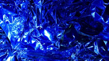 Buruşmuş metal folyodan dekorasyon arka planı, parlak gümüş yüzey. Tasarım için arka plan olarak güzel soyut folyo dokusu. Demir içermeyen metaller. Hediyeden buruşmuş kahverengi kağıt.
