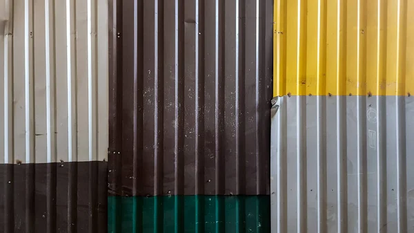 異なる色の段ボール鉄の錆びたシート 緑の段ボールフェンスのテクスチャの背景 カラフルな亜鉛メッキシート 段ボール板金の背景画像 — ストック写真