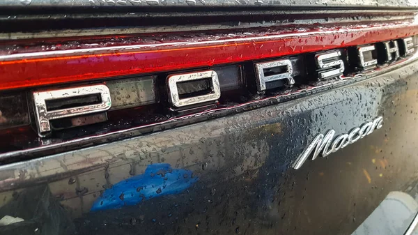 Ukrayna, Kiev - 27 Mart 2020: Porsche Macan spor siyah araba, vücudun logolu arka görüntüsü