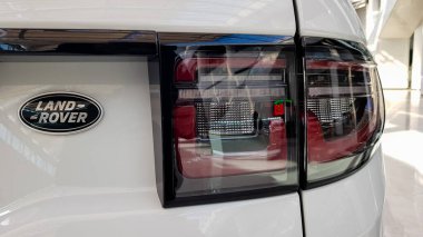 Ukrayna, Kiev - 27 Mart 2020: Sergide Land Rover Discovery Sport parlak modern beyaz araba. Vücut, farlar yakın plan, arka ve ön görüş, krom ızgara, araba logosu.