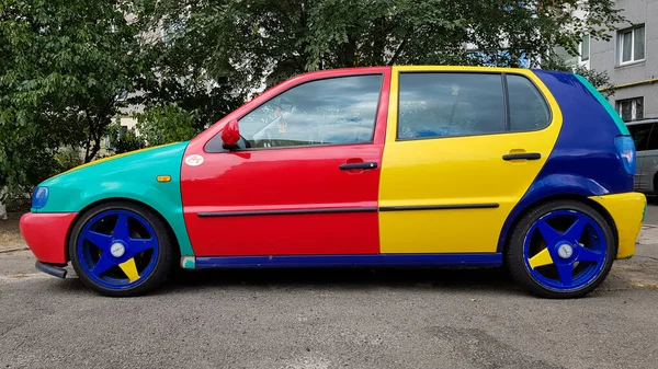 Ukrayna, Kiev - 27 Mart 2020: Volkswagen Golf 4 modeli ve çok renkli vücut parçaları. Kırmızı, mavi ve sarı renkli komik ve parlak bir araba. araba farklı renklerde boyanmış..
