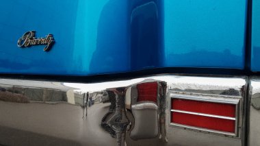 Ukrayna, Kiev - 27 Mart 2020: Eski model klasik Cadillac beatriz mavi renkli. Kaputta amblem ve logo var. Yenilenmiş Amerikan arabasının orijinal parçaları. farklı açılardan fotoğraflar