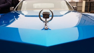 Ukrayna, Kiev - 27 Mart 2020: Eski model klasik Cadillac beatriz mavi renkli. Kaputta amblem ve logo var. Yenilenmiş Amerikan arabasının orijinal parçaları. farklı açılardan fotoğraflar