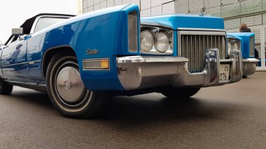 Ukrayna, Kiev - 27 Mart 2020: Eski model klasik Cadillac beatriz mavi renkli. Kaputta amblem ve logo var. Yenilenmiş Amerikan arabasının orijinal parçaları. farklı açılardan fotoğraflar