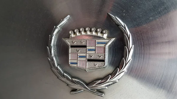 Ukrayna, Kiev - 27 Mart 2020: Eski model klasik Cadillac beatriz mavi renkli. Kaputta amblem ve logo var. Yenilenmiş Amerikan arabasının orijinal parçaları. farklı açılardan fotoğraflar