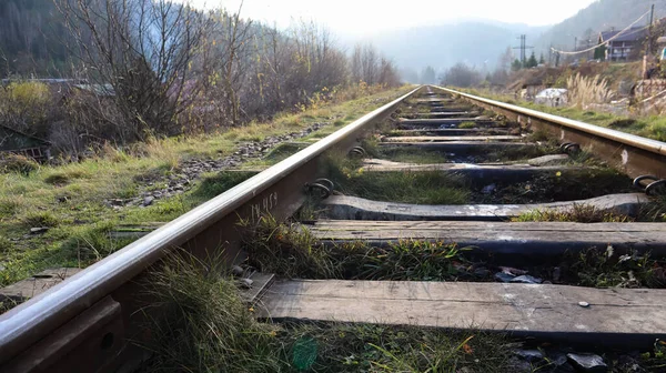 Zavřít Pohled Perspektivy Železniční Tratě Jasného Slunečného Dne Kolejnice Dřevěné — Stock fotografie