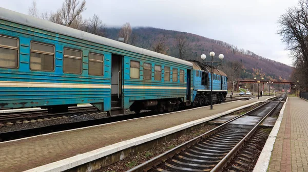 Україна Яремче Листопада 2019 Поїзд Станції Задньому Плані Гір Унікальні — стокове фото