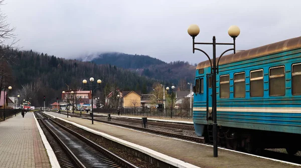 Ukraina Jaremcze Listopada 2019 Pociąg Dworcu Tle Gór Unikalne Wagony — Zdjęcie stockowe