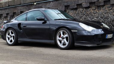 Düsseldorf, Almanya - 28 Şubat 2020: Sokağa park edilmiş siyah bir Porsche 991 'in yan görüntüsü. İkinci nesil araba. Alman otomobil üreticisi ünlü tasarımcı Ferdinand Porsche tarafından kuruldu.