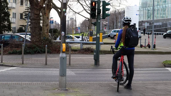 Alemania Düsseldorf Febrero 2020 Una Joven Ciclista Casco Detuvo Semáforo — Foto de Stock