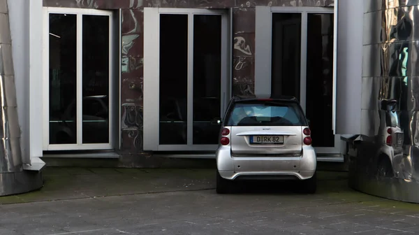 Dusseldorf Niemcy Lutego 2020 Zdjęcie Parkingu Pobliżu Budynku Jednym Małym — Zdjęcie stockowe