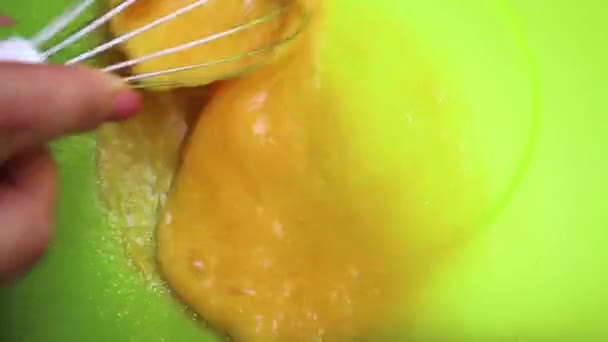 Zpomalený Záběr Někoho Kdo Připravuje Domácí Omeletu Nebo Peče Míchaná — Stock video