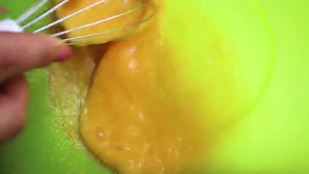 Slow Motion Close Van Iemand Die Een Zelfgemaakte Omelet Maakt — Stockvideo