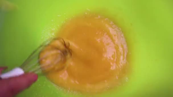 慢镜头 某人准备自制煎蛋卷或在塑料碗中搅拌金属威士忌烘烤鸡蛋的慢镜头 做煎饼的过程一系列的框架是一个逐步的食谱 — 图库视频影像