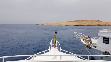 Mısır, Sharm El Sheikh - 20 Eylül 2019: Mısır 'da Kızıl Deniz' de bir yolcu gemisinin güvertesinden güzel bir manzara. Şehrin Mısır kayalık kıyılarının manzarasında bir yat var.