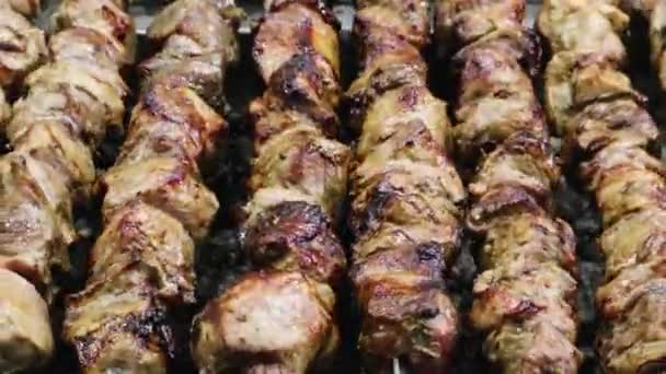 Cozinhar Deliciosos Espetos Carne Espetos Com Alças Madeira Restaurante Rua — Vídeo de Stock